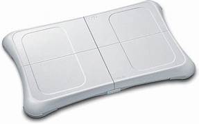 wii-board Person trainiert mit dem Wii Balance Board für Gleichgewicht und Fitness