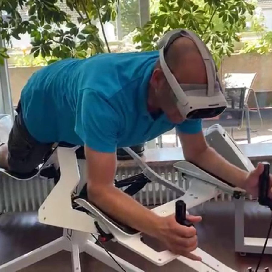 kai-fischer ICAROS-Training in der Physiotherapie – Patient trainiert Gleichgewicht und Rumpfstabilität