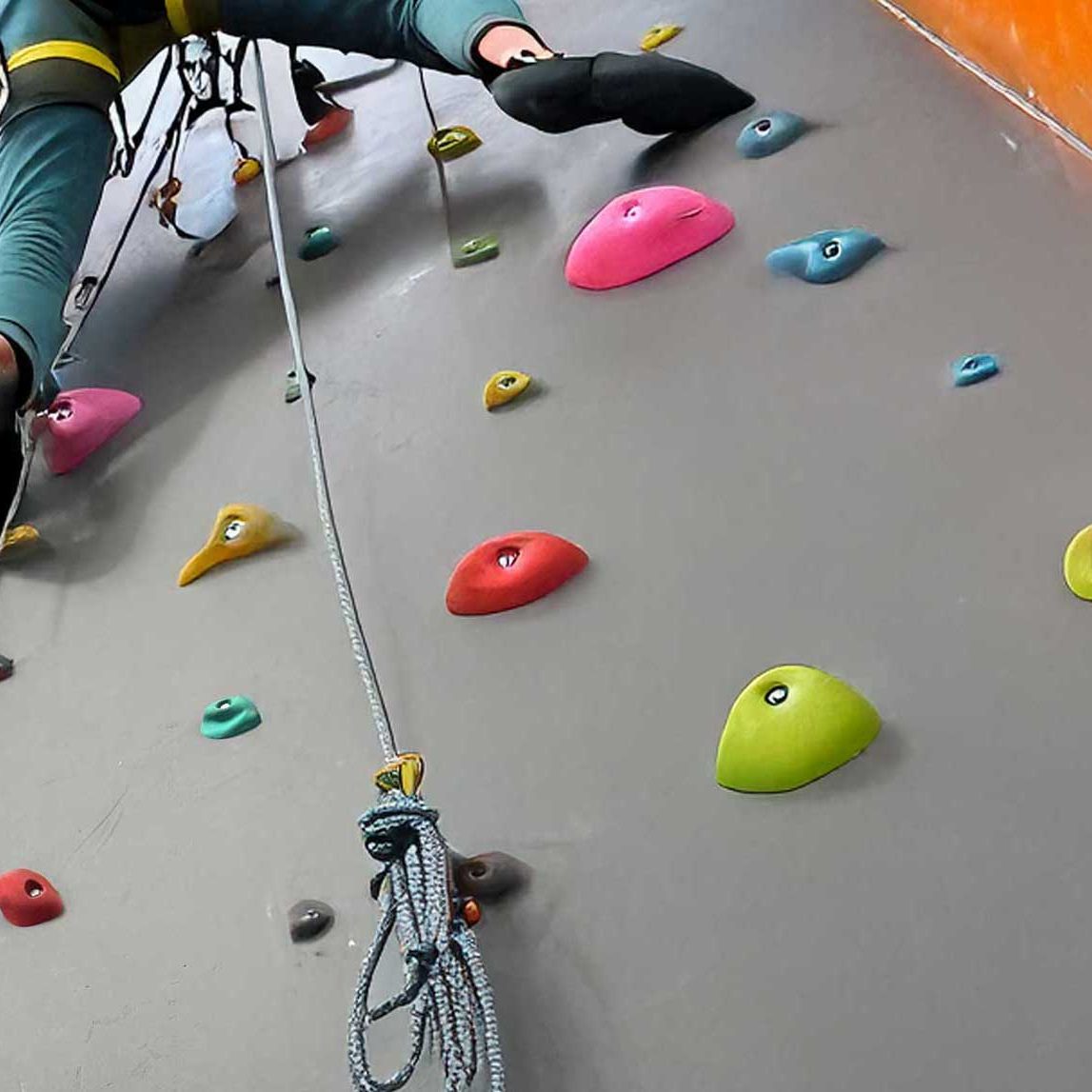 kletterwand-4 Patient trainiert an einer therapeutischen Kletterwand unter physiotherapeutischer Anleitung