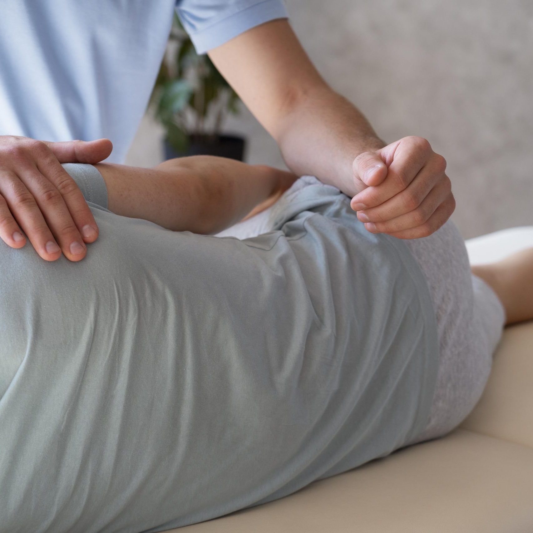 nahaufnahme-eines-physiotherapeuten-der-patienten-mit-schmerzen-hilft Physiotherapeut arbeitet mit Patient während einer Übungseinheit