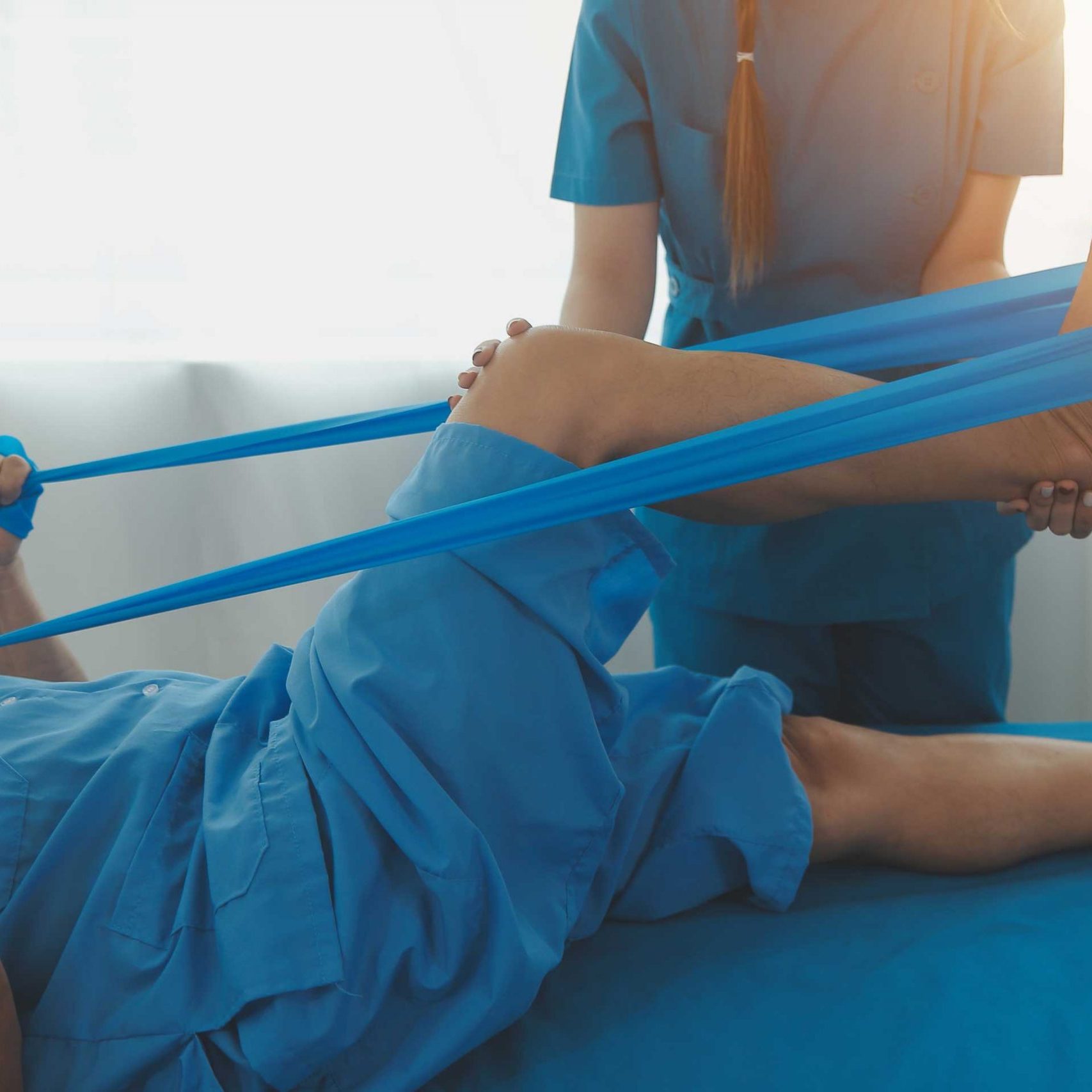 physiotherapeuten-arbeiten Physiotherapeut arbeitet mit Patient während einer Übungseinheit